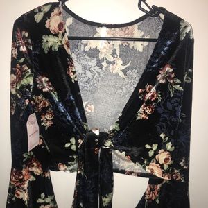 BRAND NEW— NWT Tie front floral velvet crop top